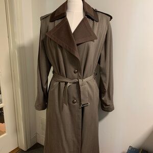 Reposhing • Louis Feraud Trench Coat